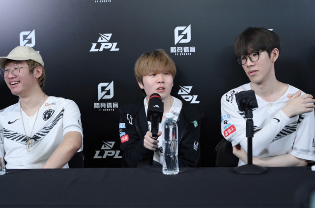 的欢呼都不 的欢呼都不